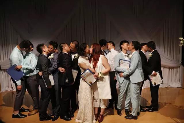 7对同性恋人拿到结婚证书后接吻合影.  blued