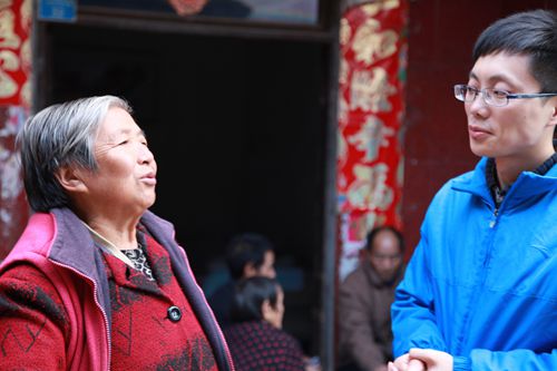 周驭让与飞仙村的老人交谈_副本.jpg