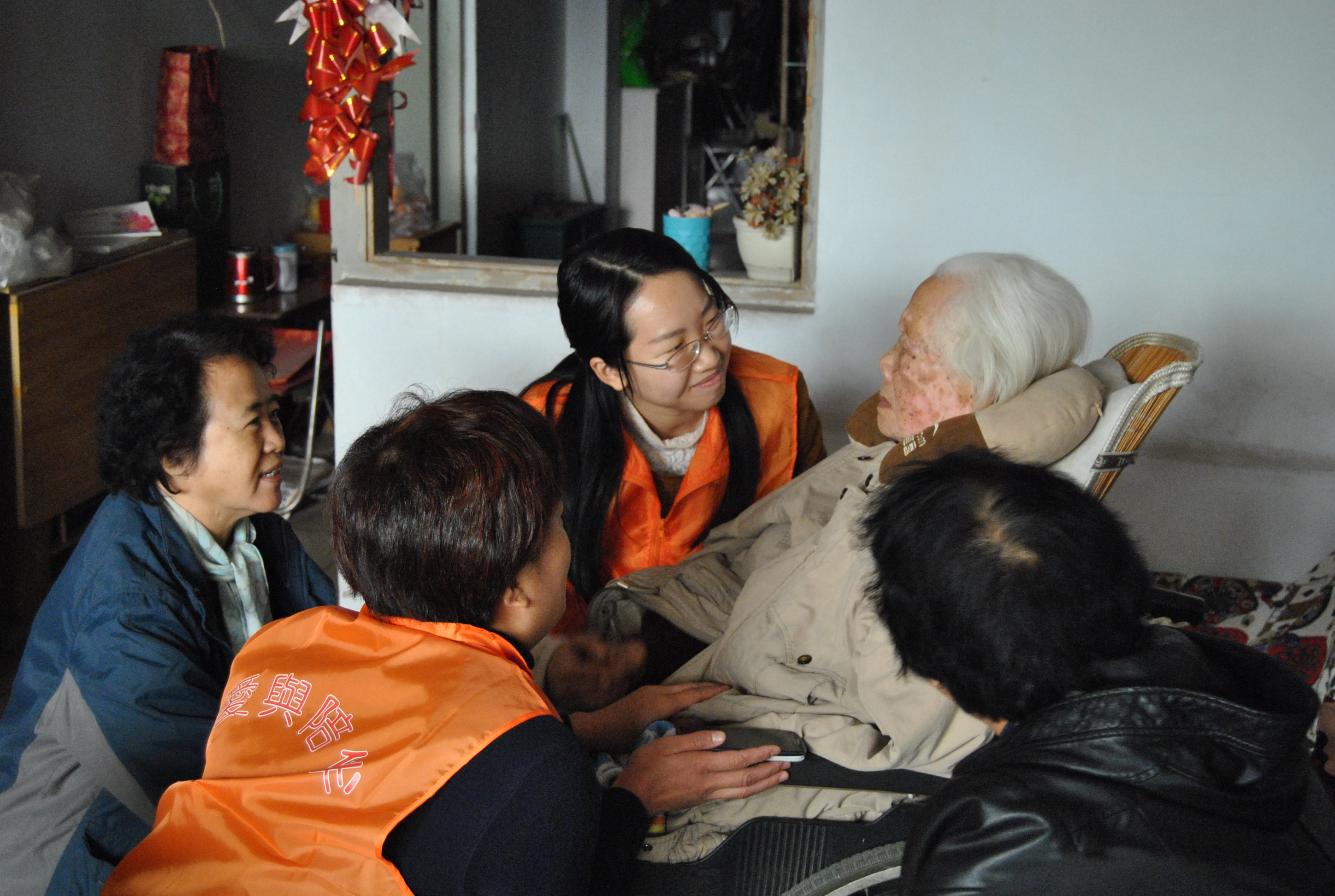 2013年 以组织形式开展社区家庭服务.jpg